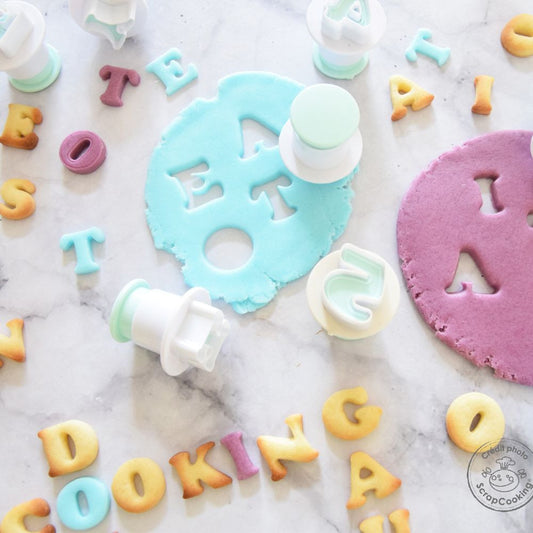 Cubo de 36 cortadores eyectores de letras y números