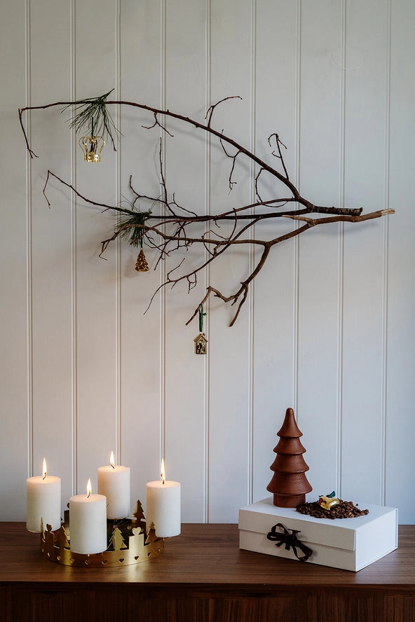 Árbol de Navidad pequeño de madera marrón