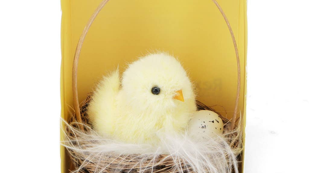 Decoración de Pascua esponjosa - Pollito en cesta