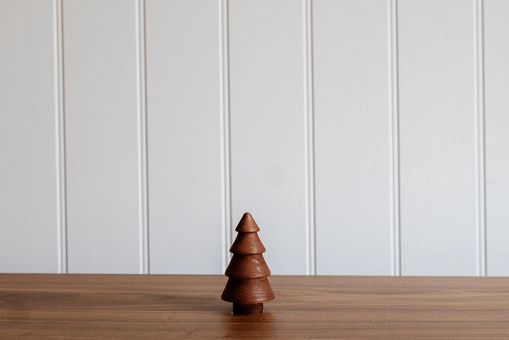 Árbol de Navidad pequeño de madera marrón