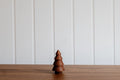 Árbol de Navidad pequeño de madera marrón