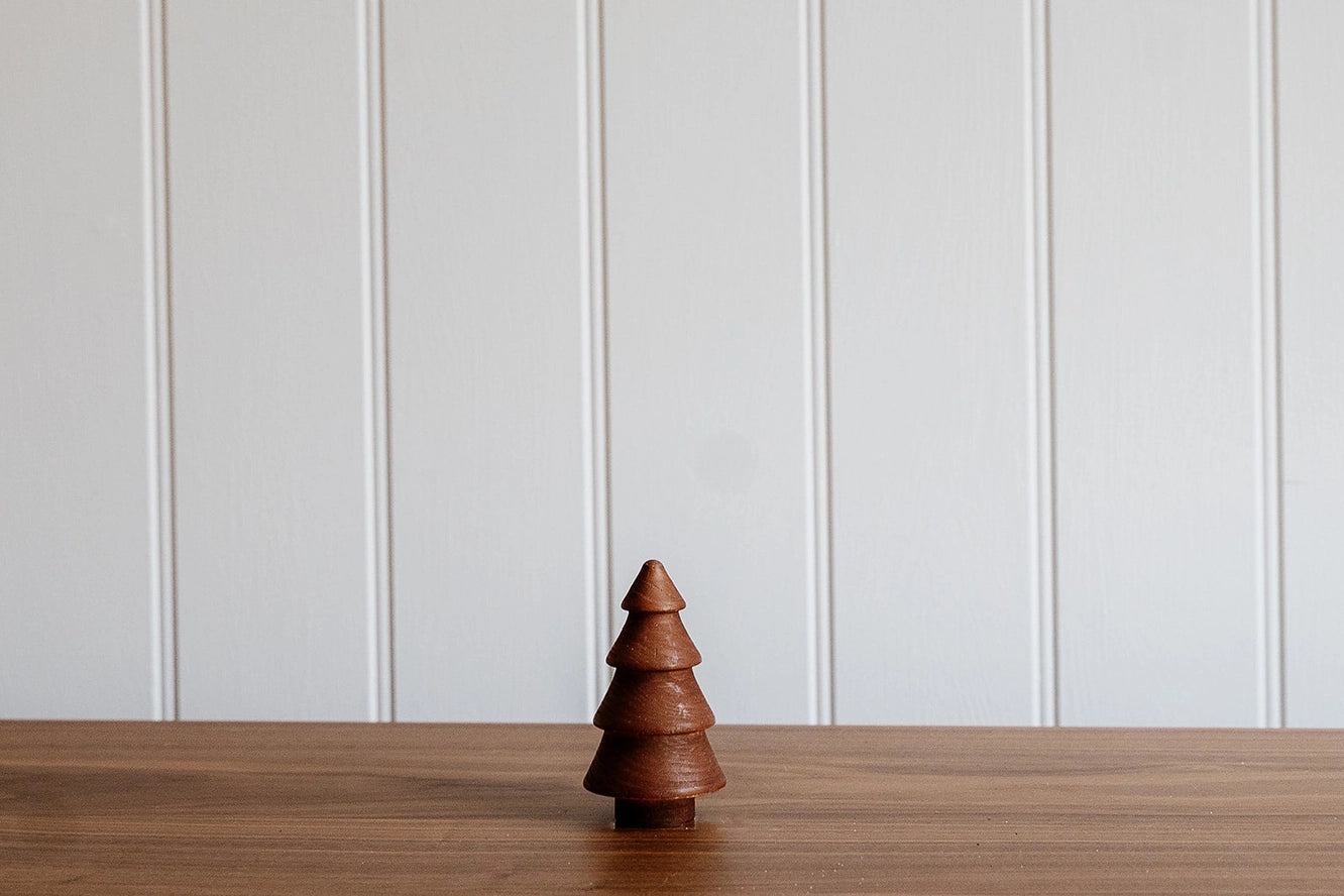 Árbol de Navidad pequeño de madera marrón