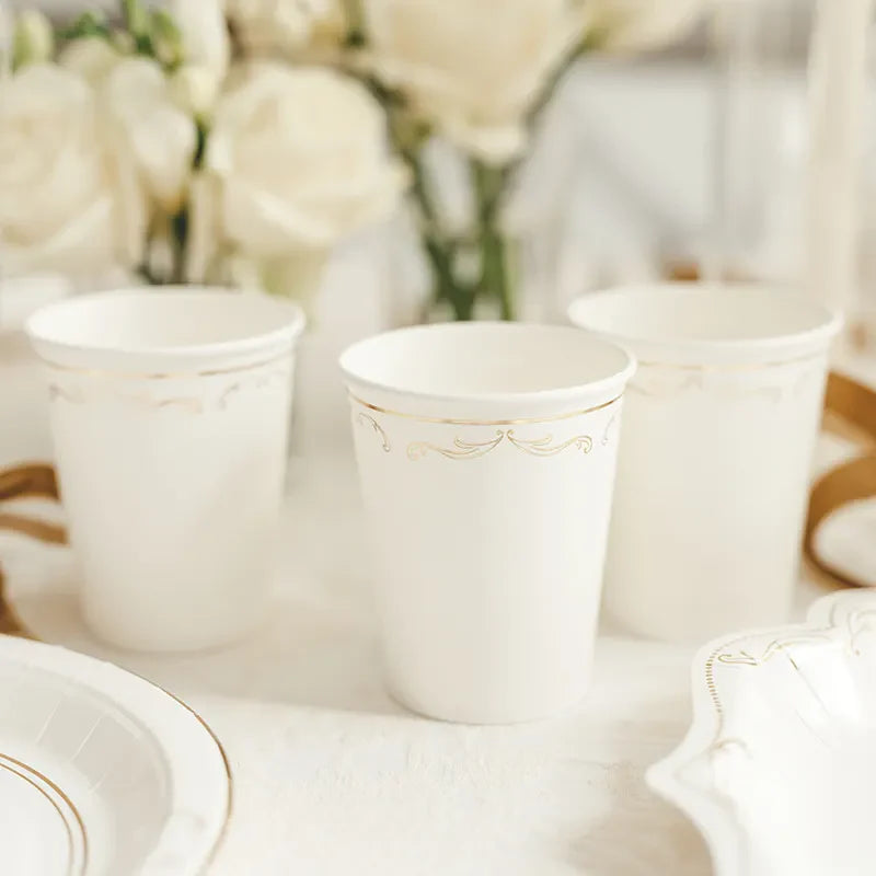 Vasos de papel decorativos con adorno, blancos
