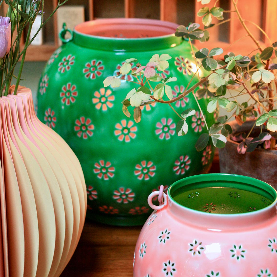 Farol de metal con flores geométricas en rosa y verde - Pequeño