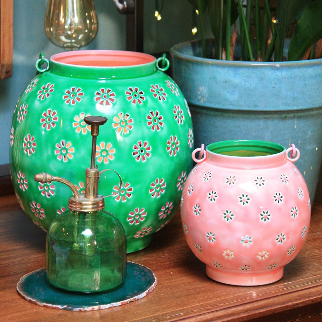 Farol metálico con flores geométricas en verde y rosa - Grande