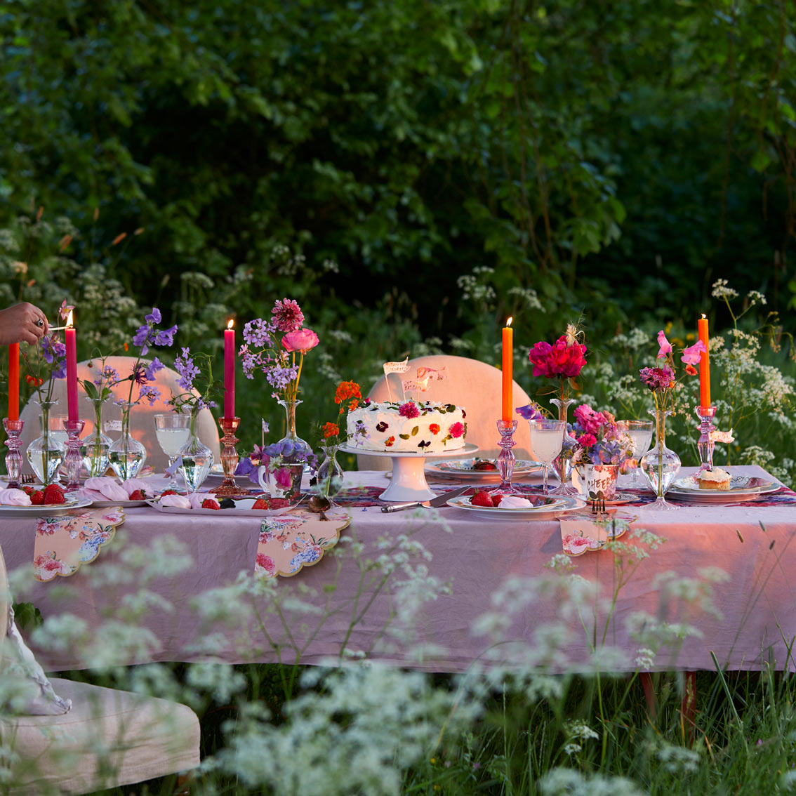 Velas internas de cena naranja y rosa, decoración de verano